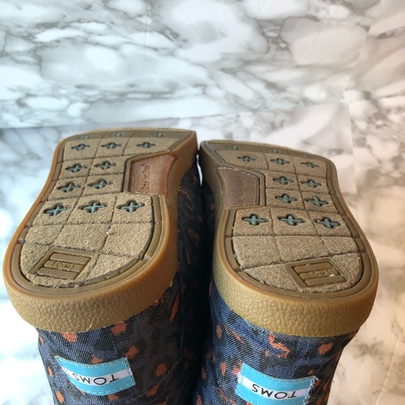 Toms Women’s High Top Ankle Shoes Fleece Lined Blue Pink Leopard Print - Picture 15 of 16